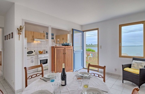 Asserac House | Stunning private villa for 4 people with WIFI, TV, patio, pets allowed and parking