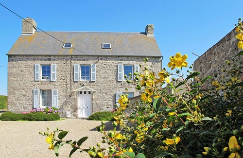 Reville Villa | Stunning private villa for 4 guests with TV and parking