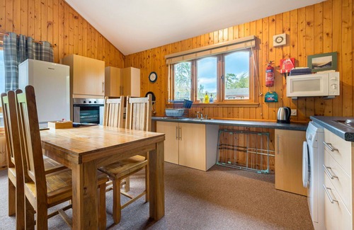 Glen Urquhart House | Stunning private villa for 6 guests with WIFI, TV and parking
