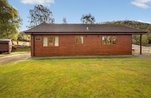 Glen Urquhart House | Stunning private villa for 6 guests with WIFI, TV and parking