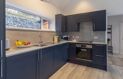 Balnain Villa | Stunning private villa for 4 people with WIFI, TV, patio, pets allowed and panoramic view