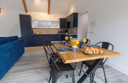 Balnain Villa | Stunning private villa for 4 people with WIFI, TV, patio, pets allowed and panoramic view