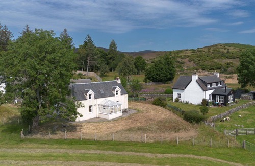 Balnain House | Stunning private villa for 4 people with TV, patio, pets allowed, panoramic view and parking