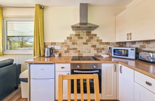 Fivelanes House | Stunning private villa for 4 people with hot tub, WIFI, TV, patio and parking