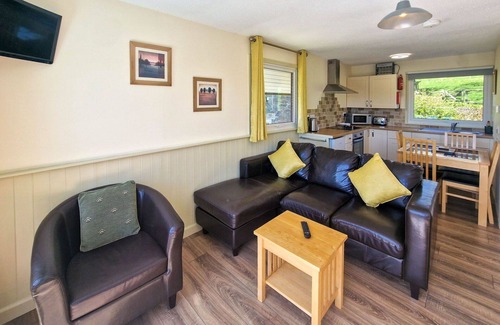 Fivelanes House | Stunning private villa for 4 people with hot tub, WIFI, TV, patio and parking