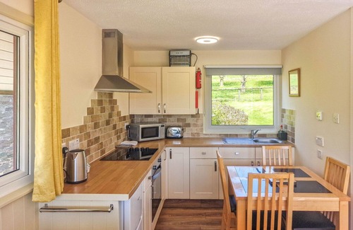 Fivelanes House | Stunning private villa for 4 people with hot tub, WIFI, TV, patio and parking
