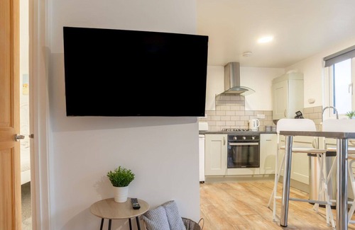 Helford Passage House | Stunning private villa for 4 guests with WIFI, hot tub, TV, pets allowed, panoramic view and par.