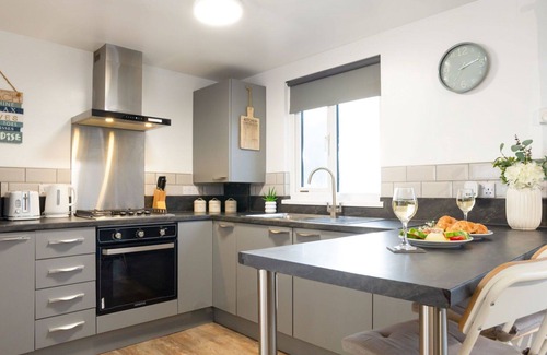 Helford Passage House | Stunning private villa for 4 guests with WIFI, hot tub, TV, pets allowed, panoramic view and par.