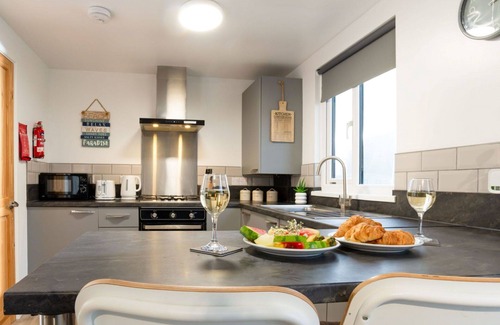 Helford Passage House | Stunning private villa with WIFI, hot tub, TV, pets allowed, panoramic view and parking