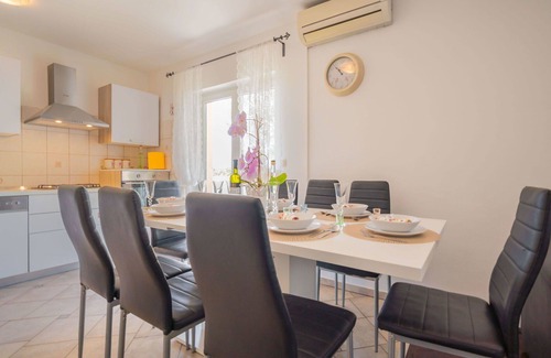 Drivenik House | Stunning private villa with WIFI, private pool, A/C, TV, terrace, pets allowed and parking