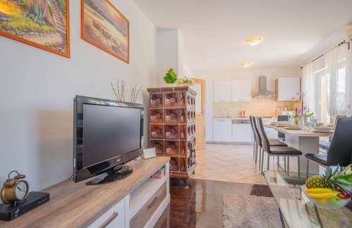 Drivenik House | Stunning private villa with WIFI, private pool, A/C, TV, terrace, pets allowed and parking
