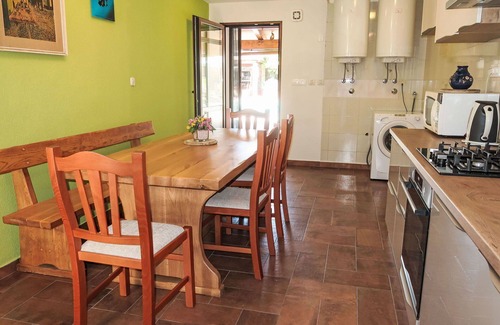 Susnjevica House | Stunning private villa with WIFI, private pool, A/C, TV, terrace, pets allowed and parking