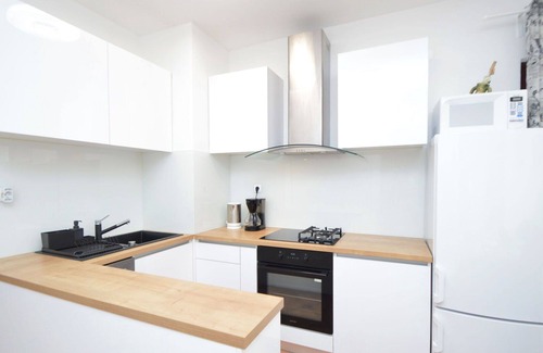 Murter House | Stunning private villa for 8 guests with WIFI, A/C, TV, terrace, pets allowed and parking
