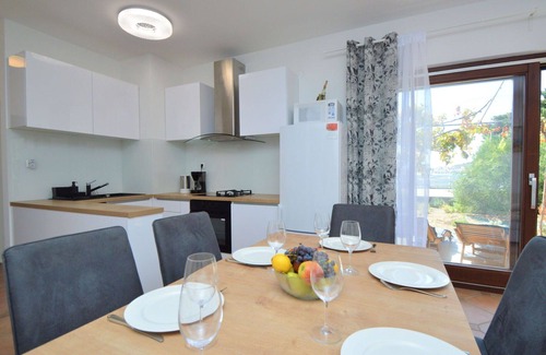 Murter House | Stunning private villa for 8 guests with WIFI, A/C, TV, terrace, pets allowed and parking