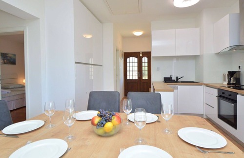 Murter House | Stunning private villa for 8 guests with WIFI, A/C, TV, terrace, pets allowed and parking