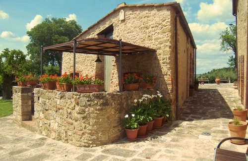 Asciano Villa | Stunning private villa for 4 people with pool, A/C, WIFI, TV and terrace