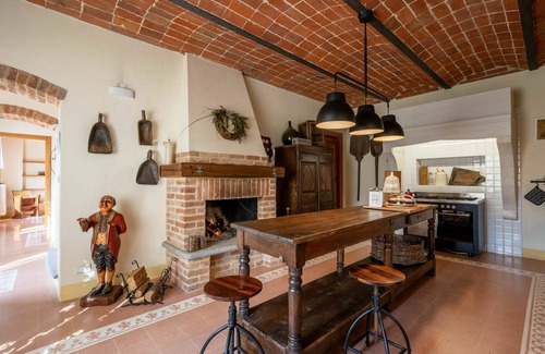 Castell'Alfero House | Stunning private villa with WIFI, hot tub, TV, patio, pets allowed, panoramic view and parking