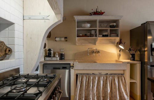 Castell'Alfero House | Stunning private villa with WIFI, hot tub, TV, patio, pets allowed, panoramic view and parking