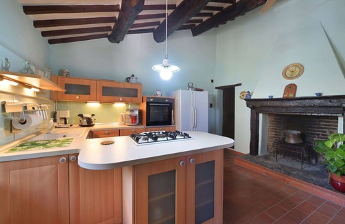 Paciano Villa | Stunning private villa with WIFI, private pool, hot tub, TV, balcony, pets allowed and parking