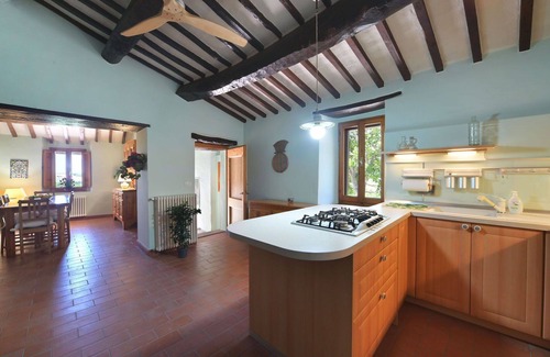 Paciano Villa | Stunning private villa with WIFI, private pool, hot tub, TV, balcony, pets allowed and parking