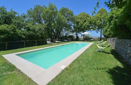 Paciano Villa | Stunning private villa with WIFI, private pool, hot tub, TV, balcony, pets allowed and parking