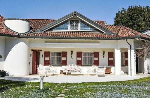 Rovato Villa | Stunning private villa with A/C, hot tub, private pool, WIFI, TV, patio, pets allowed and parking