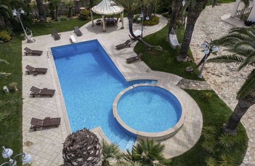 Nardo Villa | Stunning private villa with private pool, WIFI, A/C, hot tub, TV, patio and pets allowed