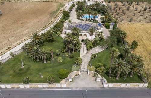 Nardo Villa | Stunning private villa with private pool, WIFI, A/C, hot tub, TV, patio and pets allowed