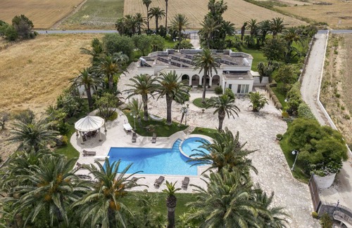 Nardo Villa | Stunning private villa with private pool, WIFI, A/C, hot tub, TV, patio and pets allowed
