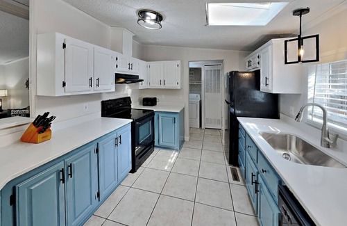 Put-in-Bay House | Stunning Put-in-Bay Location. 3 BR, 2 BA. Maximum space for 12 People - IC108