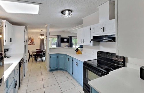 Put-in-Bay House | Stunning Put-in-Bay Location. 3 BR, 2 BA. Maximum space for 12 People - IC108