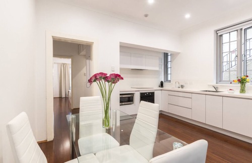 Bondi Beach Apartment | Stunning Renovated One Bedroom Apartment 5 minute walk to Bondi Beach & Village