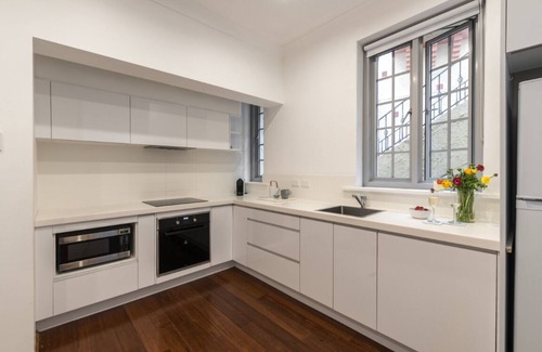 Bondi Beach Apartment | Stunning Renovated One Bedroom Apartment 5 minute walk to Bondi Beach & Village