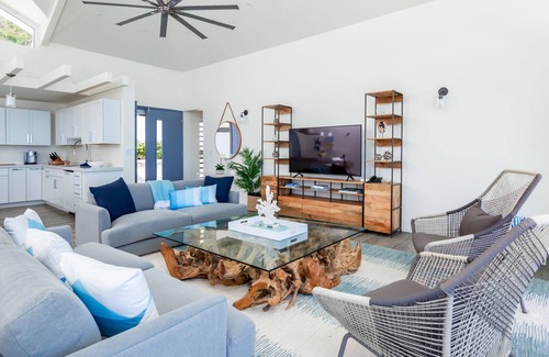 Dawn Beach Estates Villa | Stunning & Secluded Waterfront w/Beach and Club Access, Gym