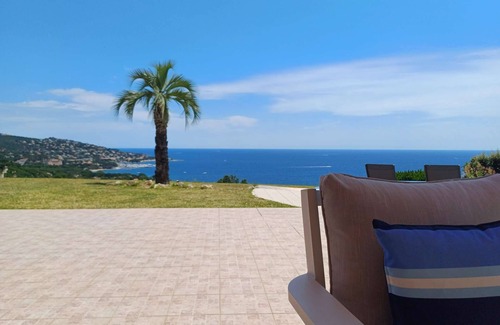 Plage de la Garonnette Villa | STUNNING SEA VIEW Neo Provencal Villa at 3 minutes From The Beach, 5 Bedrooms