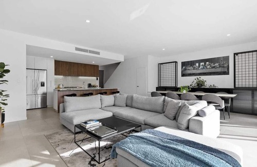 North Coogee House | Stunning Seaside Serenity + Private Swimming Jetty