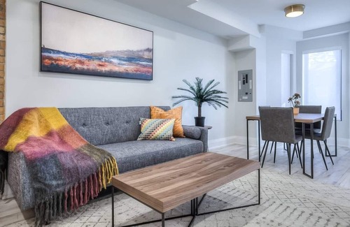 Cabbagetown South Apartment | Stunning Split-level 2BR Loft near Dundas Sq