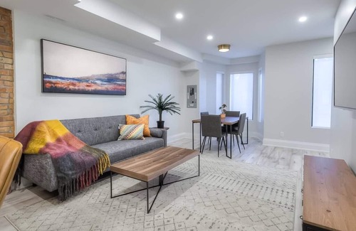 Cabbagetown South Apartment | Stunning Split-level 2BR Loft near Dundas Sq