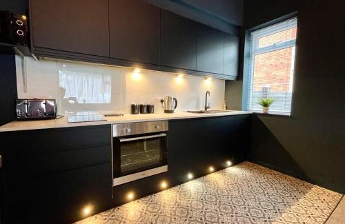 Westbourne Apartment | Stunning & Stylish 2 Bedroom Apartment! - 5 Minute Walk to the Best Beach! - Great Location - FREE Parking - Fast WiFi - Smart TV - Newly decorated - sleeps up to 4! Close to Bournemouth & Poole Town Centre & Sandbanks