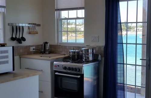 Somerset Village Cottage | Stunning sunsets, turtle watching, longtails wheeling and glow worms .