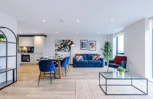Everton Apartment | Stunning Top-Floor 2BR Free Parking & Stylish Stay