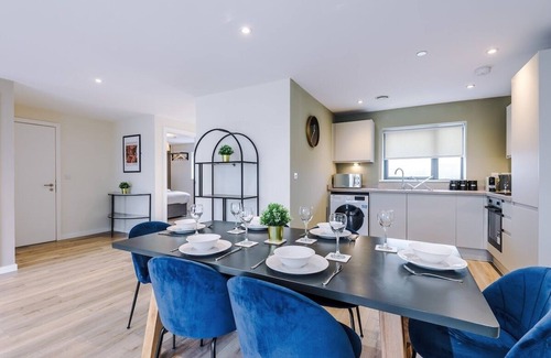 Everton Apartment | Stunning Top-Floor 2BR Free Parking & Stylish Stay