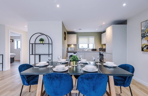 Everton Apartment | Stunning Top-Floor 2BR Free Parking & Stylish Stay