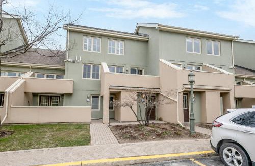 The Blue Mountains House | Stunning Townhouse - 3 BDRM Blue Mountain Village Sauna!