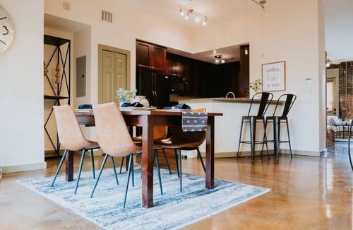 Springfield House | Stunning townhouse on quiet street in Springfield!