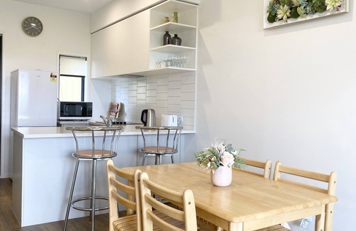 Golflands House | Stunning Townhouse with View - Walking to Botany Town Center