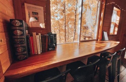 Stonewall House | Stunning Tree House Tucked Away Among the Trees near Germantown, Kentucky