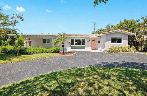Imperial Point House | Stunning Tropical 4BR Oasis with Pool & Tiki Hut