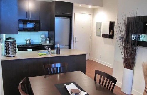International District Apartment | STUNNING URBAN LOFT-GREAT AMENITIES & ROOFTOP POOLn