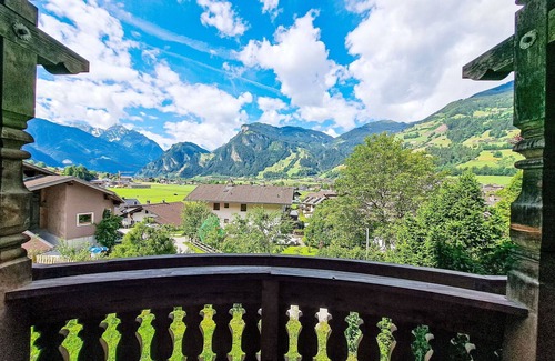 Ramsau im Zillertal Villa | Stunning villa for 8 guests with WIFI, TV, balcony and pets allowed